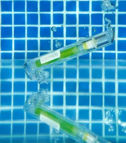 *Poolside Of Life* - Aceite labial bifásico - C01: Under Palm Trees><noscript><img width=