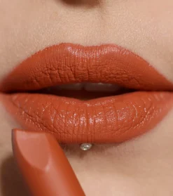 Revolution - Barra de labios satinada Lip Allure - Rebel Rust><noscript><img width=