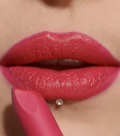 Revolution - Barra de labios satinada Lip Allure - Material Girl Wine><noscript><img width=
