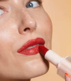 Revolution - Barra de labios satinada Lip Allure Soft Satin - CEO Brick Red><noscript><img width=
