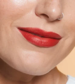 Revolution - Barra de labios satinada Lip Allure Soft Satin - CEO Brick Red><noscript><img width=